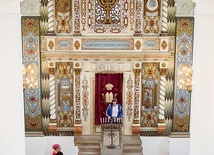 Zachowana oryginalna neobarokowa szafa ołtarzowa (aron ha-kodesz) na ścianie wschodniej w Wielkiej Synagodze. Służy do przechowywania zwojów Tory.
