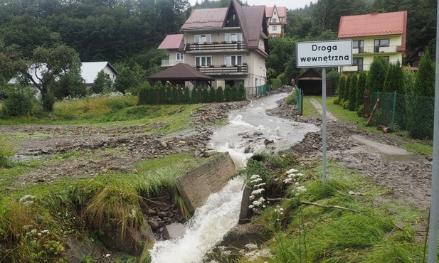 Woda z rwących potoków podmyła domy w Zasadnem