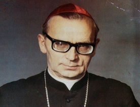 Bp Jan Wosiński przeżył 82 lata, w tym 57 lat w kapłaństwie i 34 lata w biskupstwie. W jego herbie biskupim było zawołanie "Niepokalana zwycięży!"