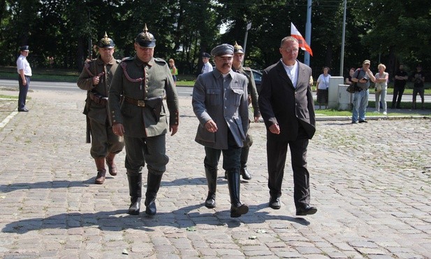 Końcowym elementem uroczystości było symboliczne wprowadzenie do aresztu przez patrol w umundurowaniu pruskim Józefa Piłsudskiego i Kazimierza Sosnkowskiego