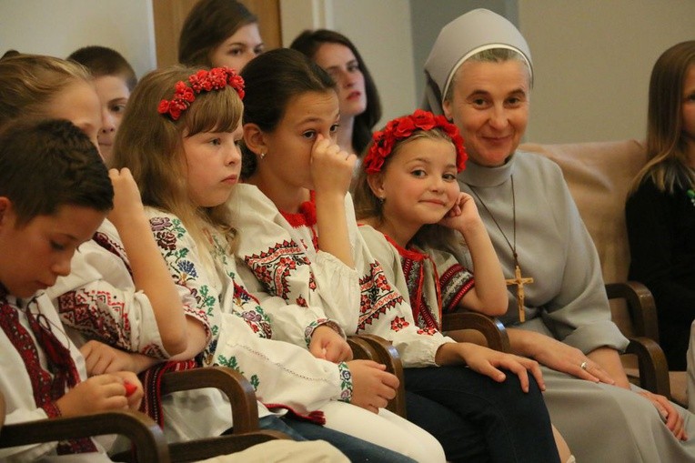 S. Wirginia z dziećmi z Ukrainy