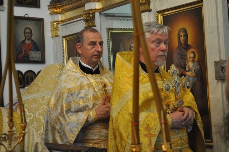 Liturgia sprawowana przez prawosławnego metropolitę Sawę była połączona z jubileuszem 25-lecia kapłaństwa proboszcza płockiej parafii prawosławnej (pierwszy od lewej)