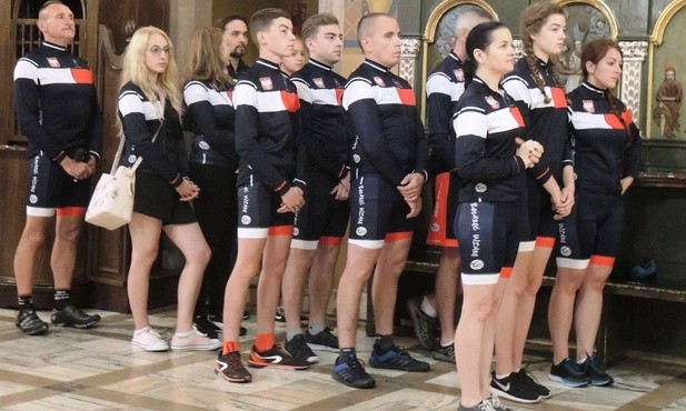 Ekipa rowerzystów podczas Mszy św. w żywieckiej konkatedrze Narodzenia NMP.