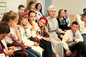 ▲	Grupa z Ukrainy (wraz z s. Wirginią) spędziła tydzień wakacji w Domu Spotkania w Dąbrowicy.