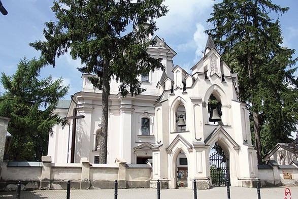 Kościół w Głusku jest wybudowany w stylu neogotyckim.