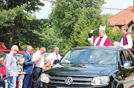 ▼	Biskup pobłogosławił pojazdy i ich właścicieli.