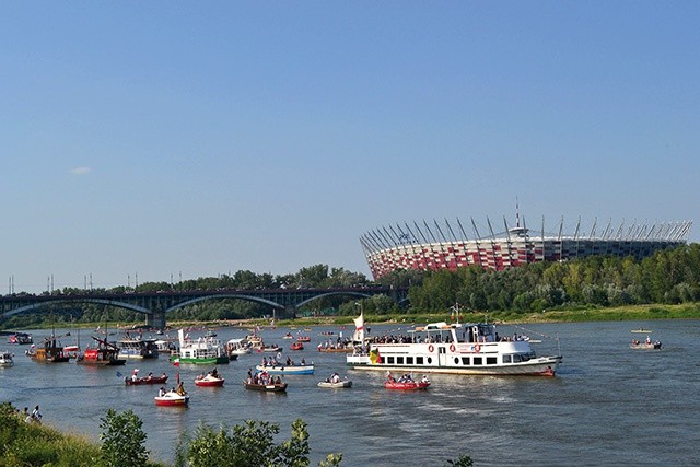 Uczestnicy ubiegłorocznego spływu przepływają obok Stadionu Narodowego.