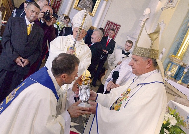 ▲	Relikwie Ojca Świętego ks. Rozmysłowskiemu przekazuje metropolita lwowski.