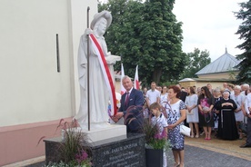 Pomnik odsłonili jego fundatorzy - Jadwiga i Zdzisław Mroczkowscy