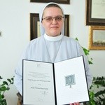 Siostra Karolina Anna Kołodziejczyk z medalem 700-lecia