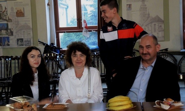 Patryk Rus z rodzicami i siostrą