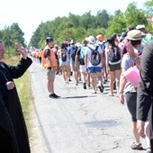 Bp Henryk Tomasik pozdrawia pątników na pielgrzymim szlaku