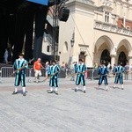 Pokaz siedemnastowiecznj musztry paradnej na krakowskim Rynku Głównym