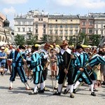 Pokaz siedemnastowiecznj musztry paradnej na krakowskim Rynku Głównym