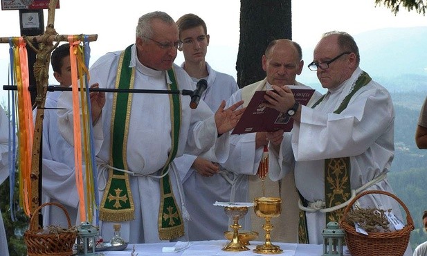 Mszę św. sprawowali (od lewej): ks. Henryk Zątek, ks. Zbigniew Macura i ks. Krzysztof Słowik