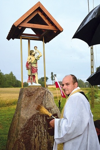 Kaplicę św. Krzysztofa poświęcił ks. Wiesław Kaniuga.