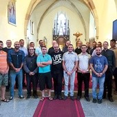 ▲	Pamiątkowe grupowe zdjęcie w kościele w Witoszowie Dolnym.