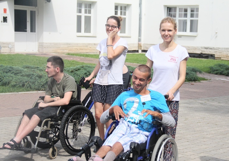 Wczasorekolekcje dla niepełnosprawnych w Dąbrowicy