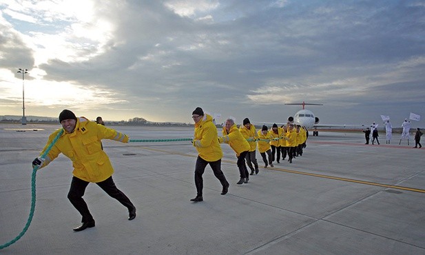 Zdjęcie, na którym politycy PO uroczyście holują na linie samolot linii OLT, stało się jednym z symboli afery Amber Gold.