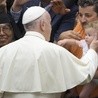 Papież zachęca rodziców do czytania dzieciom nowego katechizmu YOUCAT