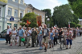 Pielgrzymi z Chełma w drodze do Częstochowy.
