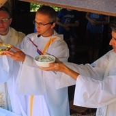 Od lewej księża: Jakub Kuliński, Przemysław Gorzołka i Jan Abrahamowicz na Hali Krupowej