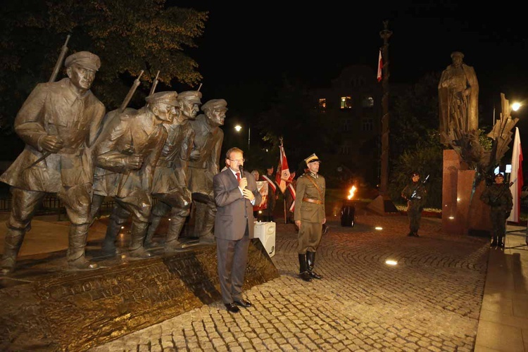 Apel pod pomnikiem Józefa Piłsudskiego w Krakowie