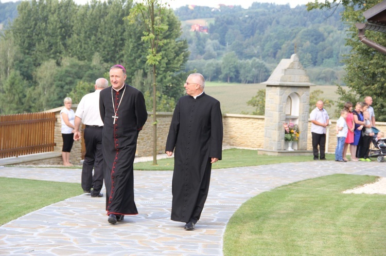 Biskup Andrzej Jeż w Siedliskach k. Bobowej