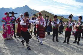W tradycji imprezy jest występ zespołów  w miejscu, skąd widać tatrzańskie granie, m.in. na Gubałówce czy na Kasprowym Wierchu.