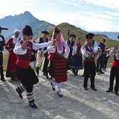 W tradycji imprezy jest występ zespołów  w miejscu, skąd widać tatrzańskie granie, m.in. na Gubałówce czy na Kasprowym Wierchu.
