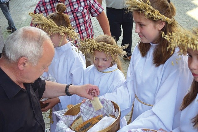 ▲	Na kończącą MAW Eucharystię dzieci przyszły w wiankach i z upieczonymi chlebkami. 