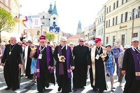 ▲	Arcybiskup S. Budzik, biskup J. Wróbel i biskup A. Miziński po Mszy św. żegnali udających się w drogę pątników.