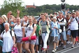 ▲	Pątnicy na moście przekraczają Wisłę. Każdego dnia pokonują ok. 30 km, do jasnogórskiego sanktuarium dotrą 14 sierpnia.