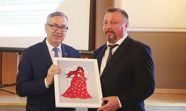 Wiceminister Stanisław Szwed podziękował  za pomoc w przygotowaniu konsultacji prezesowi SI Eurobeskidy Stanisławowi Handerkowi