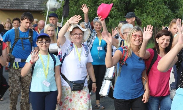 - Idziemy do Matki, bo Ona nam pokazuje, jak iść do Chrystusa - mówią pątnicy...