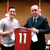 Podczas spotkania w Londynie Mesut Özil podarował prezydentowi Turcji koszulkę swego klubu Arsenalu Londyn.