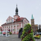 Ratusz w Międzyrzeczu. W tle kościół  św. Wojciecha,  który do 1945 r. był świątynią ewangelicką.