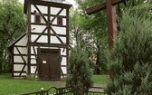 Tradycja lokuje klasztor Pięciu Braci we wsi Święty Wojciech, ale nauka tego nie potwierdza.