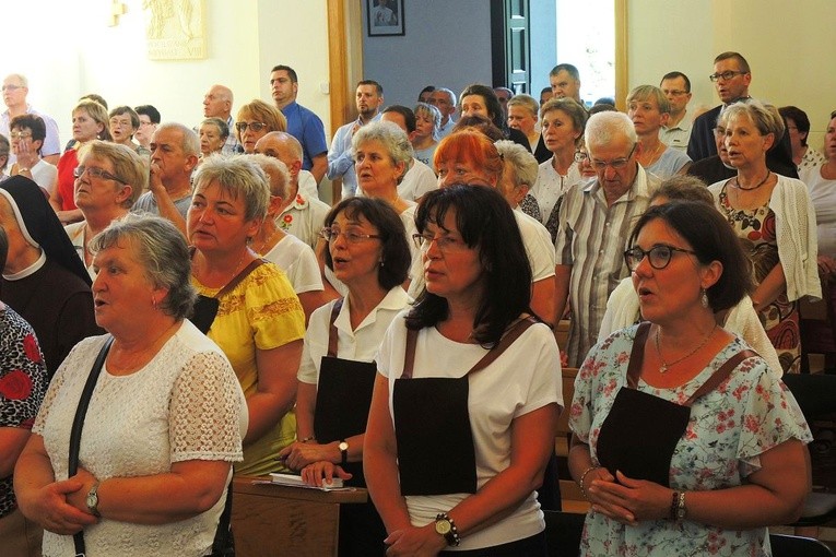 Członkowie świeckiego karmelu z Oświęcimia (na pierwszym planie) przygotowali czuwanie przed Mszą św.