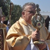 Ks. proboszcz Piotr Lisowski niesie relikwie św. Wawrzyńca