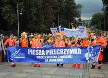 Pielgrzymi Ziemi Oświęcimskiej, którzy szli w jubileuszowej 35. pielgrzymce, wprowadzili pątników bielsko-żywieckich na Jasną Górę