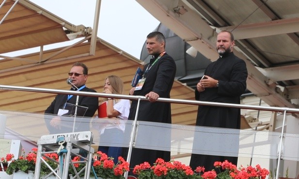 Ks. Damian Koryciński (pierwszy z lewej) witał i prezentował grupy...