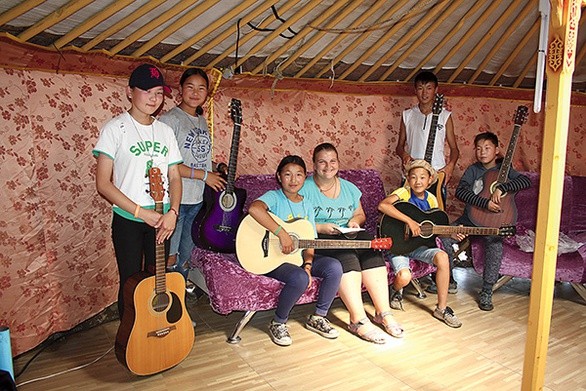 Pasjonaci gry na gitarze szkolą się niemal każdego dnia.