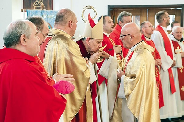 Kapłani i wierni po Mszy mieli okazję do ucałowania relikwii. 