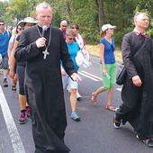 Na pielgrzymim szlaku warsztatowych nauczycieli odwiedził bp Piotr Turzyński, delegat Konferencji Episkopatu Polski do spraw duszpasterstwa nauczycieli. A oni zanucili: „Już was witam, siostry, bracia, księża, przyjaciele. Póki zapał w duszy ostał, pójdziemy znów śmiele”.