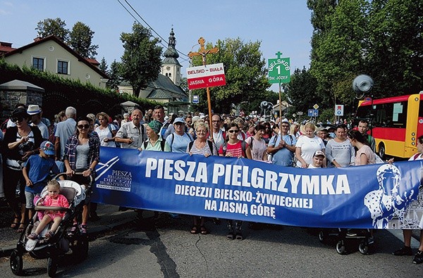 ▲	Grupy bielsko-żywieckie przy sanktuarium maryjnym w Hałcnowie.