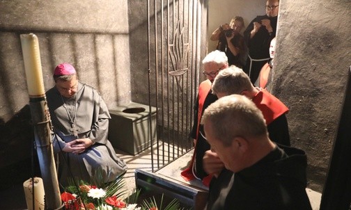 Modlitwa w celi śmierci św. Maksymiliana