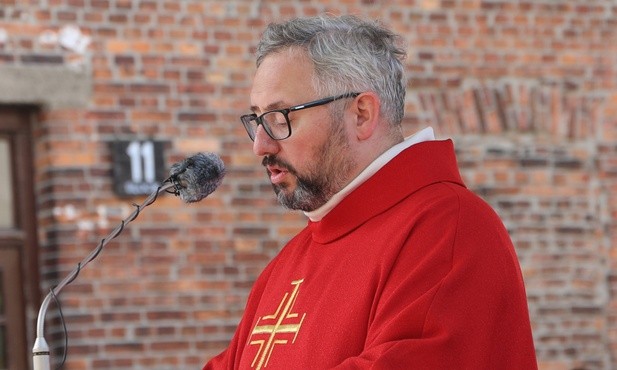 O. Piotr Cuber OFMConv odczytał dekret ustanawiający św. Maksymiliana patronem ziemi oświęcimskiej