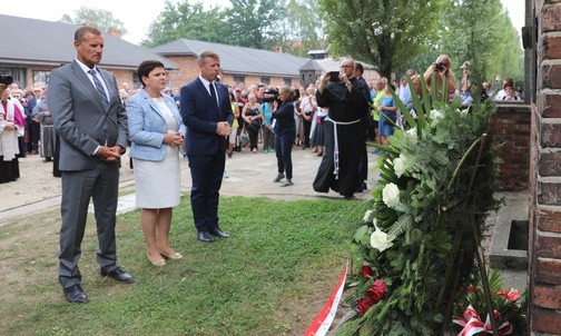 Kwiaty składa wicepremier Beata Szydło