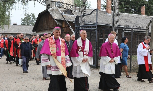 Biskupi na czele procesji wkraczającej przez bramę obozową...
